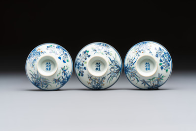 Three Chinese enamelled blue and white covered bowls on stands and a famille rose vase, Kangxi and Tongzhi mark, 19/20th C.