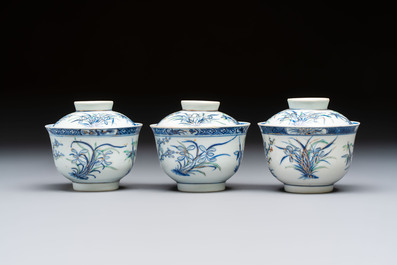 Three Chinese enamelled blue and white covered bowls on stands and a famille rose vase, Kangxi and Tongzhi mark, 19/20th C.