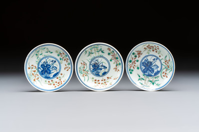 Three Chinese enamelled blue and white covered bowls on stands and a famille rose vase, Kangxi and Tongzhi mark, 19/20th C.