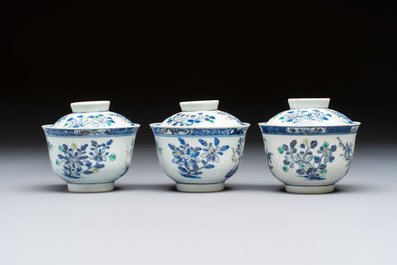 Three Chinese enamelled blue and white covered bowls on stands and a famille rose vase, Kangxi and Tongzhi mark, 19/20th C.