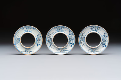 Three Chinese enamelled blue and white covered bowls on stands and a famille rose vase, Kangxi and Tongzhi mark, 19/20th C.
