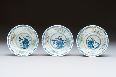 Three Chinese enamelled blue and white covered bowls on stands and a famille rose vase, Kangxi and Tongzhi mark, 19/20th C.
