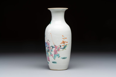 Three Chinese enamelled blue and white covered bowls on stands and a famille rose vase, Kangxi and Tongzhi mark, 19/20th C.