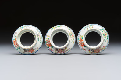 Three Chinese enamelled blue and white covered bowls on stands and a famille rose vase, Kangxi and Tongzhi mark, 19/20th C.