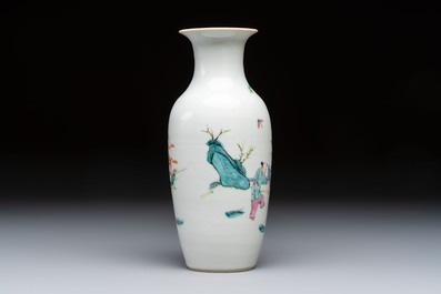Three Chinese enamelled blue and white covered bowls on stands and a famille rose vase, Kangxi and Tongzhi mark, 19/20th C.
