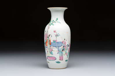Three Chinese enamelled blue and white covered bowls on stands and a famille rose vase, Kangxi and Tongzhi mark, 19/20th C.