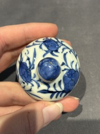 A large collection of 152 pieces, mainly Chinese porcelain covers, Kangxi and later