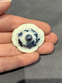 A large collection of 152 pieces, mainly Chinese porcelain covers, Kangxi and later
