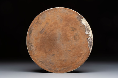 A Chinese famille rose circular plaque with figural design, 18/19th C.