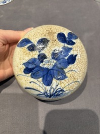 A large collection of 152 pieces, mainly Chinese porcelain covers, Kangxi and later
