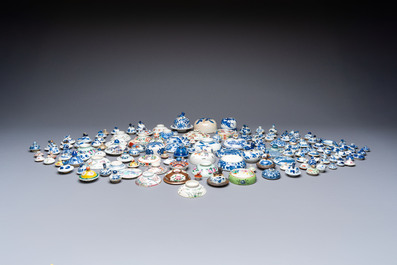 A large collection of 152 pieces, mainly Chinese porcelain covers, Kangxi and later