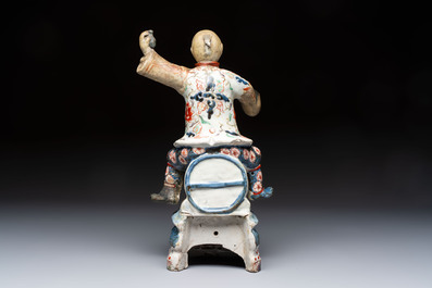 A rare Japanese Imari figural table fountain or spirit keg, Edo, late 17/early 18th C.