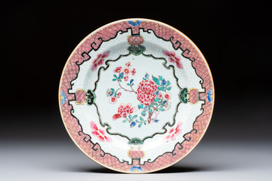 Four Chinese famille rose plates and a dish with floral design, Yongzheng/Qianlong