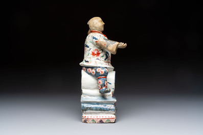 A rare Japanese Imari figural table fountain or spirit keg, Edo, late 17/early 18th C.