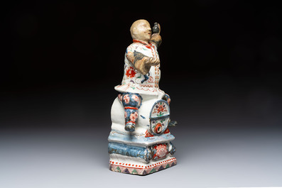 A rare Japanese Imari figural table fountain or spirit keg, Edo, late 17/early 18th C.