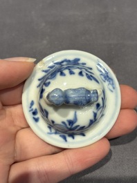 A large collection of 152 pieces, mainly Chinese porcelain covers, Kangxi and later
