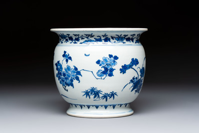 A Chinese blue and white 'Floral' chamber pot, Transitional period