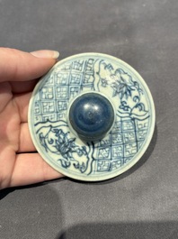 A large collection of 152 pieces, mainly Chinese porcelain covers, Kangxi and later