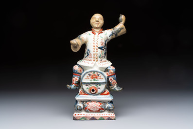 A rare Japanese Imari figural table fountain or spirit keg, Edo, late 17/early 18th C.