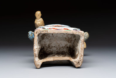 A rare Japanese Imari figural table fountain or spirit keg, Edo, late 17/early 18th C.