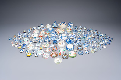 A large collection of 152 pieces, mainly Chinese porcelain covers, Kangxi and later