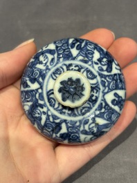 A large collection of 152 pieces, mainly Chinese porcelain covers, Kangxi and later