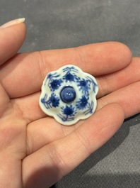 A large collection of 152 pieces, mainly Chinese porcelain covers, Kangxi and later