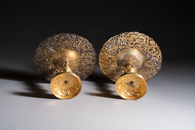 A pair of Chinese gilt-silver 'Dragon' tazzas, Heng Lai 恒來 marks, 19/20th C.
