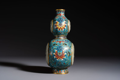 A Chinese cloisonn&eacute; and jade 'Da Ji 大吉 and Tian Xi 天喜' double-gourd vase and stand , 19/20th C.