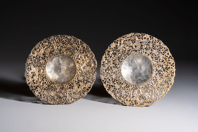 A pair of Chinese gilt-silver 'Dragon' tazzas, Heng Lai 恒來 marks, 19/20th C.