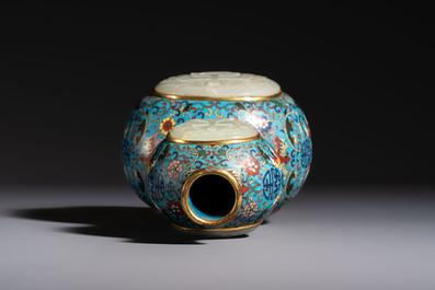 A Chinese cloisonn&eacute; and jade 'Da Ji 大吉 and Tian Xi 天喜' double-gourd vase and stand , 19/20th C.