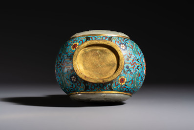 A Chinese cloisonn&eacute; and jade 'Da Ji 大吉 and Tian Xi 天喜' double-gourd vase and stand , 19/20th C.