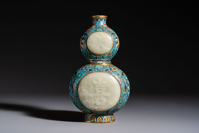 A Chinese cloisonn&eacute; and jade 'Da Ji 大吉 and Tian Xi 天喜' double-gourd vase and stand , 19/20th C.