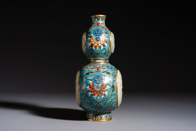 A Chinese cloisonn&eacute; and jade 'Da Ji 大吉 and Tian Xi 天喜' double-gourd vase and stand , 19/20th C.