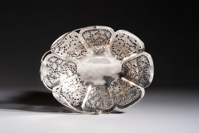 A Chinese silver 'Dragons and Bamboo' basket, Hung Chong 安昌 mark, 19/20th C.