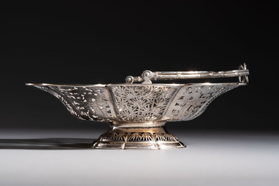 A Chinese silver 'Dragons and Bamboo' basket, Hung Chong 安昌 mark, 19/20th C.