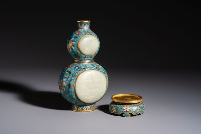 A Chinese cloisonn&eacute; and jade 'Da Ji 大吉 and Tian Xi 天喜' double-gourd vase and stand , 19/20th C.