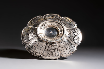 A Chinese silver 'Dragons and Bamboo' basket, Hung Chong 安昌 mark, 19/20th C.