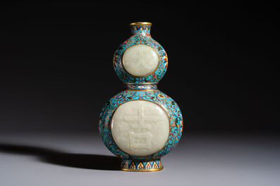 A Chinese cloisonn&eacute; and jade 'Da Ji 大吉 and Tian Xi 天喜' double-gourd vase and stand , 19/20th C.