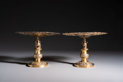 A pair of Chinese gilt-silver 'Dragon' tazzas, Heng Lai 恒來 marks, 19/20th C.