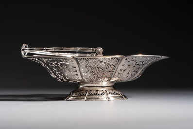 A Chinese silver 'Dragons and Bamboo' basket, Hung Chong 安昌 mark, 19/20th C.