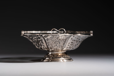 A Chinese silver 'Dragons and Bamboo' basket, Hung Chong 安昌 mark, 19/20th C.