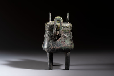An inscribed Chinese archaic bronze food vessel and cover with double-dragon design, 'Yu Fang Ding 圉方鼎', Western Zhou