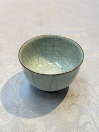 A Chinese ge-type crackle-glazed tea cup, 19th C.