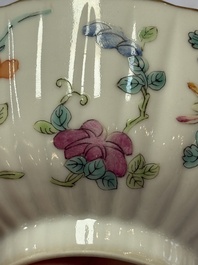 A pair of Chinese famille rose 'Cricket' bowls, Tongzhi marks, 19th C.