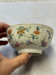 A pair of Chinese famille rose 'Cricket' bowls, Tongzhi marks, 19th C.