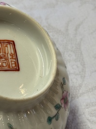 A pair of Chinese famille rose 'Cricket' bowls, Tongzhi marks, 19th C.