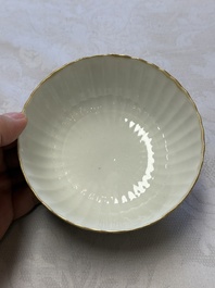A pair of Chinese famille rose 'Cricket' bowls, Tongzhi marks, 19th C.