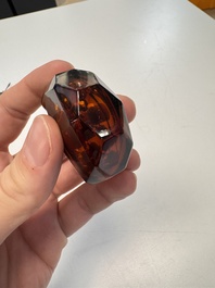 A Chinese facetted amber glass snuff bottle, 19th C.