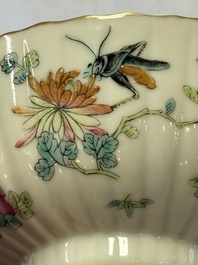 A pair of Chinese famille rose 'Cricket' bowls, Tongzhi marks, 19th C.